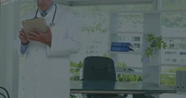 Ofiste tıkırdayan erkek doktor tableti, port taramaları ve IP 'leri gösteren ölümcül metin örtüşmesine neden oluyor. Klinisyen, sağlık hizmetleri, modern, güneş ışığı, cam, klinik, dijital