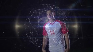 Erkek sporcu jest yapıyor, antrenman için etkinleştiriyor, topu soldan ve liderlikten destekliyor. Holografik, ağ, arka ışık, futbol, başlık, stüdyo, sinema