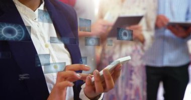 Beyaz telefonları dinleyen bir kadın AR panellerini çalıştırıyor. Kamera iş verilerini geri çekiyor. Akıllı telefon, tablet, ar, ui, üst üste, toplantı, işbirliği