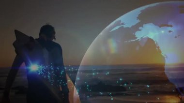 Sörf tahtası olan bir adam suya doğru yürüyor. Günbatımı teknoloji küresi dönüyor. Işıklar dönüyor, sörf yapıyor. Siluet, sahil, ufuk, dalgalar, köpekler, holografik, mercek