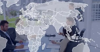 Lider nokta turta grafiği büyüyen dünya haritası kıvılcımları saçıyor. Küresel iş dünyasını gösteren bir takım olarak. Şirket, yönetim kurulu, konferans, cam, ufuk çizgisi, sunucu, notlar