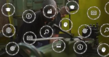 Makinist torna düzenleme ve analitik simgelerle üretim için dizilimi kontrol ediyor. Operatör, makine, atölye, fabrika, sanayi, makine, takım çalışması