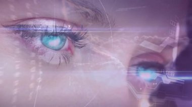 Yetişkin bir kadın sol göze odaklanırken kamera çerçeveleniyor ve HUD reaksiyonu teknolojik tarama için genişliyor. Holografik, arayüz, bilim kurgu, üst üste, devre, ışıltı, neon