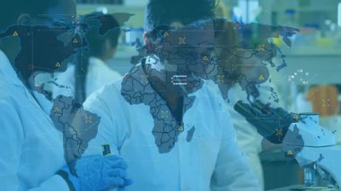 Erkek bilim adamı mikroskoba yaslanıp pipetini kaldırıyor ve araştırma için veri örtüşmesini sağlıyor. İşbirliği, laboratuvar, bank, araştırmacılar, takım çalışması, eldivenler, paltolar