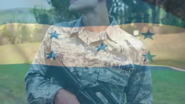 Havacı tüfeği kamera olarak ayarlıyor. Animasyon bayrağıyla eğitim alanını tarıyor. Ordu, kamuflaj, açık hava, çayır, yalnız, tetikte, ufuk çizgisi