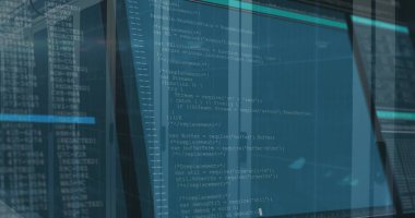 Dikey monitör, kaynak kodu cam paneller ve LED parlaklığı ile kontrol odasında gösteriyor. Ekran, terminal, sunucu, teknoloji, yazılım, o, neon