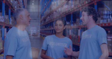 Depo koridorunda, palet raflarında açık mavi VOLUNTEER tişörtler giyen üç gönüllüyü tartışıyorlar. Takım çalışması, işbirliği, lojistik, dağıtım, sanayi, tesis, verimlilik