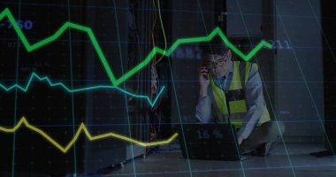 Yüksek çözünürlüklü yelek giyen adam dizüstü bilgisayarları ve kabloları kontrol ediyor, sunucu odasını arıyor, kopyalama alanını kullanıyor. Teknisyen, güvenlik, yansıtıcı, raflar, kablolama, defter, analiz