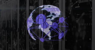 Kullanıcı simgelerini ve ağ çizgilerini sunucu odasında LED göstergeleriyle birlikte yüzen holografik dünya. Veri tabanı, hologram, görselleştirme, küre, mor, ağ, bağlantı