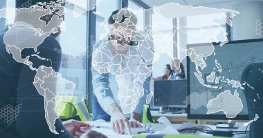 Mavi gömlekli, eğik erkek mühendis AR haritasını gösteren toplantı masasının planlarını inceliyor. İşbirliği, ofis, mimari, tasarım, planlama, teknoloji, ekranlar