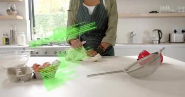 Mutfakta hamura dokunan ve yoğuran bir kadın yemek pişirmek için el ele tutuşan yeşil kod gibidir. Pişirme, un, tezgah, modern, parlak, yumurta, biber
