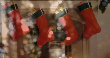 Camdan aşağı dökülen sıvı, tatil havası için kurabiye çoraplarını ortaya çıkarıyor. Şömine, şömine, şömine, şenlik, konfor, sıcaklık, şömine, çelenk.