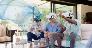 Trio kanepede VR 'ı kullanıyor, sol adam grupta eğlence için kurdele takıyor. Kulaklık, etkileşim, sürükleyici, oturma odası, gün ışığı, arka bahçe, günlük