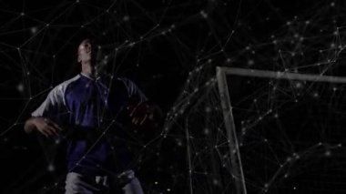 Erkek oyuncu üstten takip ediyor ve spor örtüsü altında hareket ediyor, rakip atlama yakın gol için yarışıyor. Futbol, gece, stadyum, ağ, atlet, hava, düello