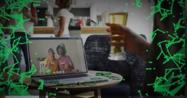 Laptop arayanları, sosyal tezahüratlar için içki hazırlıyorlar, yeşil oda örtüsü oluşturuyorlar, arkadaşlarının şerefine kadeh kaldırıyorlar. Ekran, sanal, parti, konforlu, geometrik, grafikler, birlikte