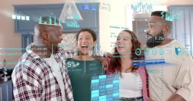 Aşırı sağcı adam konuşuyor, grup gülüyor, mutfakta yaslanırken finans tabloları çerçeveyi örtüyor. Arkadaşlar, sıcaklık, neşe, sohbet, gündelik, ev, dolap