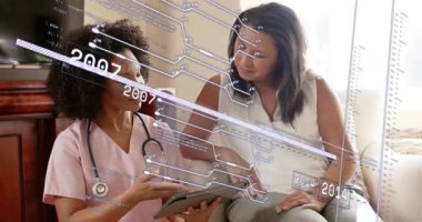 Sağlık hizmeti sağlayıcısının tableti hastaya doğru çevirmesi, hareket eden zaman çizgisini göstermesi ve açıklaması. TeleHealth, consultation, education, device, stetescope, home, salon