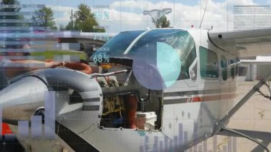 Pilot, havacılık için rampada kaplama ve teftiş motoru açıyor. HUD, kanalları, kıskaçları ve haritaları gösteriyor. Uçak, pervane, tamirci, bakım, havaalanı, pist, güvenlik