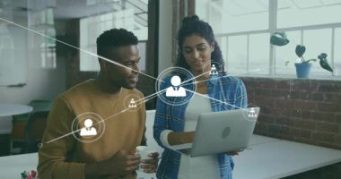 Kadın dizüstü bilgisayarı erkeğe gösteriyor, animasyon kullanıcı simgeleri yayılırken, üzerini örterken teknoloji üzerinde işbirliği yapıyor. Çatı katı, ofis, iş arkadaşları, takım çalışması, tartışma, ağ, dijital