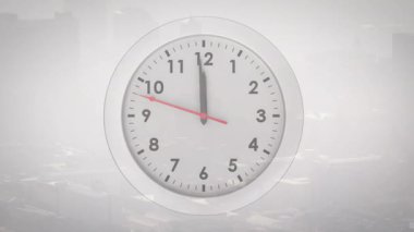 Kırmızı el saat yönünde saat yönünde ilerliyor. Koyu renk el 12 'de kalıyor. Saniyeleri vurguluyor. Saat, zaman, siluet, şehir manzarası, simetri, odak, stüdyo