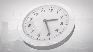 Eğik başlangıç analog saat elleri ufuk çizgisini saat yönünde süpürüyor ve zaman geçiyor. Gri tonlama, tek renk, şehir manzarası, siluet, saat, animasyon