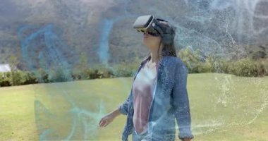 Gençler çimenlikte yürürken, duraklarken, yukarı bakarken mavi örtüler büyüyor, sanal gerçekliği keşfediyor. Açık hava, kulaklık, kulaklık, dağlar, çayır, dalış, keşif