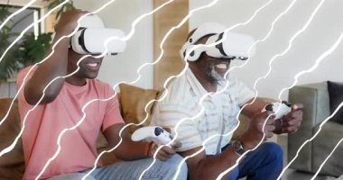 Yetişkin kulaklığı ayarlama, kıdemli tutucu kontrolör, kanepede dalgalarla VR oyunu oynama. Aile, bağ, teknoloji, eğlence, oturma odası, kahkaha, günlük