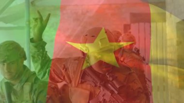 Merkez asker tüfeği alıyor, askeri ekip sol sinyalden sonra hareket ediyor, Kamerun bayrak boyaması zayıf. Askerler, manga, koridor, kamuflaj, miğfer, yelek, teçhizat