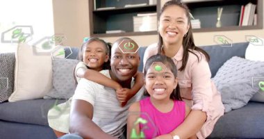 Kanepede aile kucaklaşması, kamera itme yeşil büyü simgeleri teknoloji için yüzler üzerinde sürükleniyor. Ebeveynler, çocuklar, birlikte, sevgi, gülümseme, kanepe, iç mekan