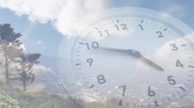 Belirsiz bir zaman çizgisi başlıyor. Dönen eller üzerinde dönüyor. Bulutlar sürükleniyor. Çevir, yarı saydam, peyzaj, panoramik, yamaç, kozalaklı, kentsel