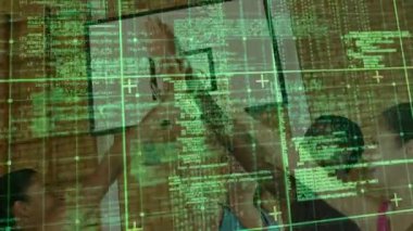 Çemberin altındaki spor takımı. Tepemde gülümseyen, tezahürat yapan yeşil şebeke kenarlarını gösteriyor. Basketbol, gençlik, takım çalışması, kutlama, spor salonu, sedye, dijital