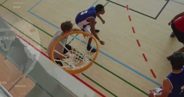 Mavili erkek oyuncu kale çizgisinde topu alıyor, basket atmak için çemberden geçiyor ve smaç yapıyor. Üst, arka, forma, defans, sert ahşap, arena, atletizm