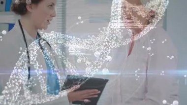 Genetik DNA sarmalı üzerinde steteskop hastasının boynuna dokunduğunu gösteren klinisyen tıkırtı tableti. Doktor, müşteri, danışma, genomik, ekran, klinik, bilgi