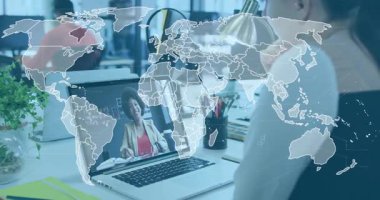 Personel izleme işi başlıyor, sunucu belgeleri harita örtüsü olarak gösteriyor ve ağı gösteriyor. Uzak, işbirliği, ofis, laptop, sunum, iletişim, dünya