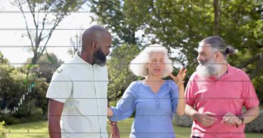 Yürüyen üç yetişkin bahçe, piyasayı tartışan haritaları gösteren kıvılcım saçan bir kadın. Üçlü, açık hava, çimen, ağaçlar, çalılar, gündelik, diyalog