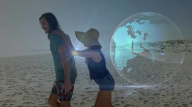 Yürüyen bir çift, dünyayı aydınlatacak şekilde seyahat etmek için erkeğin sırtına tırmanan bir kadın. Çift, kumsal, neşeli, taşıma, güneş şapkası, kaplama, mercek