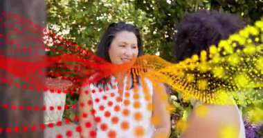 Olgun bir kadın dinlerken sağa yaslanmış, hareketli nokta dalga süpürme, teknik demo gösteriyor. Bahçe, veranda, yeşillik, yeşillik, saksı, bank, güneşli