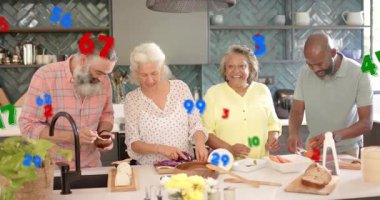 Üst düzey kadın lahana keserken sarı elbiseli kadın yardıma koşuyor, grup yemeği hazırlıyor. Mutfak, yemek pişirme, ada, takım çalışması, aile, havuç, ekmek