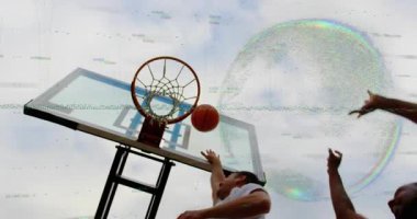 Nişancı basketbolu bırakıyor, savunmacı uzanıyor, top sahanın kenarında ve gol atmak için ağdan düşüyor. Hoop, backboard, outdoor, court, lowangle, action, dynamic