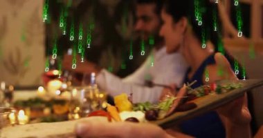 Misafir servis tabağı uzatıyor, akşam yemeği için ekmek koyuyor, yeşil ikili kaplama ortaya çıkıyor. Hizmet, paylaşım, şarap, mum ışığı, toplanma, samimiyet, sıcaklık