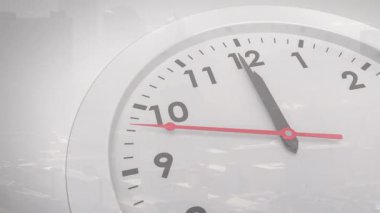 Başlangıçta büyük analog duvar saati saat yönünde dönen elleri gösteriyor, zaman ilerlemesini görselleştiriyor. Çevir, işaretle, doymuş, hareket, animasyon, şehir manzarası, vignette