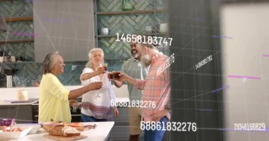 Gülümseyen ve kadehleri kaldıran dört yetişkin teknolojik mutfak tostu için yüzen sayısal örtüye başlıyorlar. Ada, arkadaşlar, aile, çağdaş, gün ışığı, samimiyet, toplanma