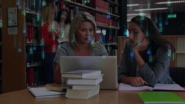 Yazan sol kadın dizüstü bilgisayarın, kitapların ve partnerlerin üzerinde eğitim verilerini analiz eden ikili kaplamayı tetikliyor. İşbirliği, kütüphane, bilgisayar, çalışma, odaklanma, öğrenme, profesyonel