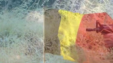 Asker sağdan giriyor, tüfeği kuru çimlere diziyor, bayrak askeri eğitimi gösteriyor. Kask, silah, açık hava, alan, arazi, eğilimli, odaklan