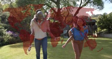 Çocukları sırtında taşıyan bir çift, ağaçtan ileri doğru yürüyorlar, kırmızı harita çerçeveye sağlık için örtülü. Aile, arka bahçe, çimen, ağaç ev, oyun seti, sırt çantası, çocuklar.