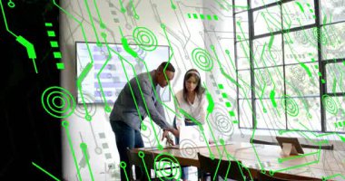 Dizüstü bilgisayarı açan kadın, teknik toplantıda yeşil üst geçitte karar verme yetkisini gösteriyor. İşbirliği, yönetim kurulu, dijital, tablet, profesyonel, modern, sunum