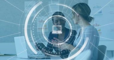 Analistler tableti tıklatıyor ve proje planı için dizüstü bilgisayar simgesini gösteren İ.K. ile görüşmeler yapıyor. İşbirliği, takım çalışması, iş, ofis, konferans, profesyonel, modern