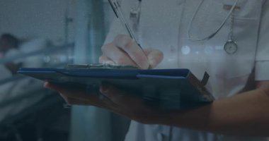 Mavi panoda kadın klinisyen yazısı, panoya kalem değdirirken canlandırma panoları grafiği güncelliyor. Klinik, sağlık, belgelendirme, notlar, dijital, şeffaf, arayüz