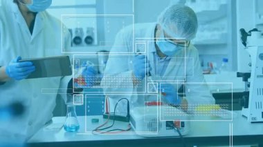 Laboratuvar teknisyenleri tablet tablet alarmında pipetleme yapıyor ve HUD hazırlanmak için yedek kulübesinde yoğunlaşıyor. Araştırmacılar, eldivenler, maske, mikroskop, tüpler, raflar, santrifüj