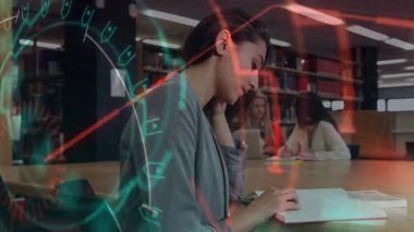 Kütüphanede kitap okuyan kız öğrenci, eğitim odaklarını ortaya çıkarmak için HUD yer değiştirme değişimi. Çalışma, dizüstü bilgisayar, dizüstü bilgisayar, raflar, işbirliği, sakin, modern